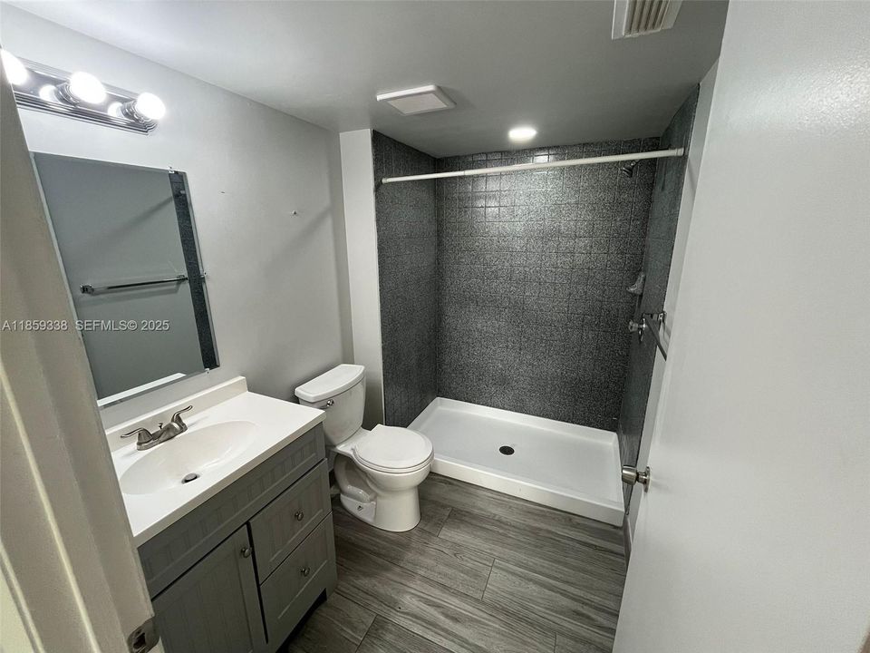 Active With Contract: $220,000 (2 beds, 2 baths, 984 Square Feet)