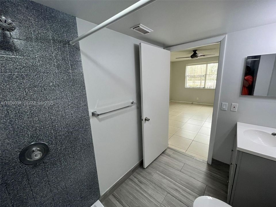 Active With Contract: $220,000 (2 beds, 2 baths, 984 Square Feet)