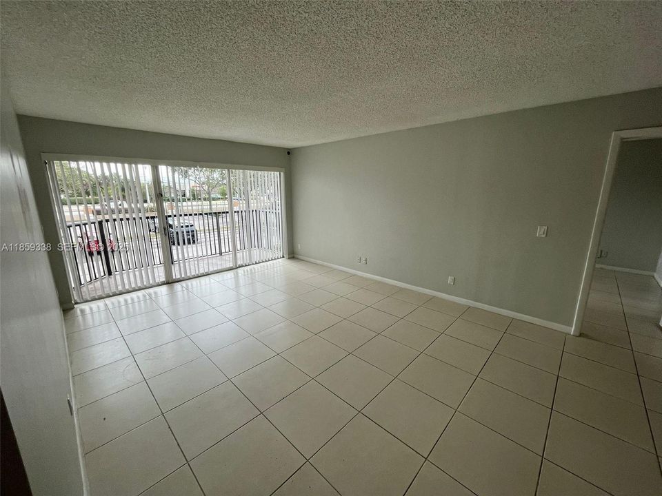 Active With Contract: $220,000 (2 beds, 2 baths, 984 Square Feet)