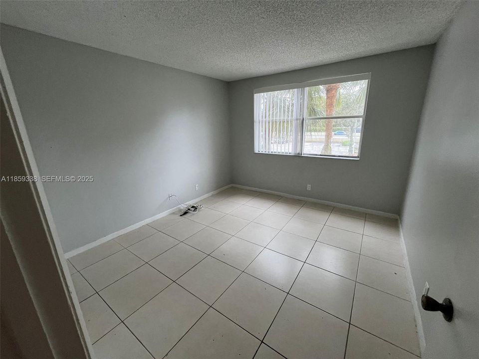 Active With Contract: $220,000 (2 beds, 2 baths, 984 Square Feet)