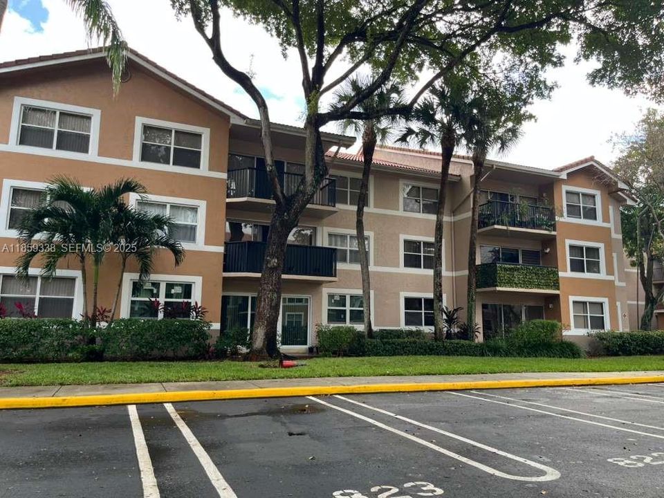 Active With Contract: $220,000 (2 beds, 2 baths, 984 Square Feet)