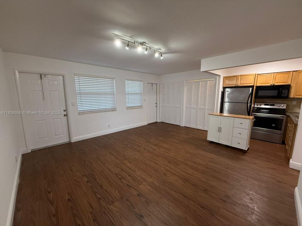 Active With Contract: $1,750 (2 beds, 1 baths, 800 Square Feet)