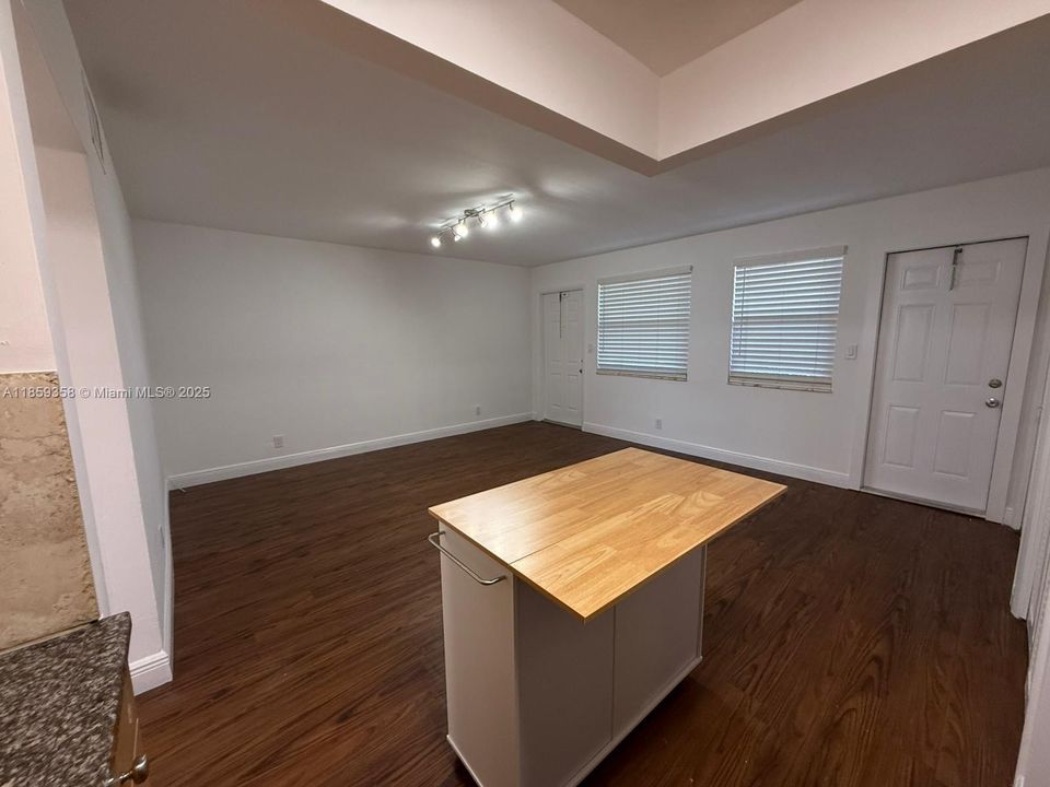 Active With Contract: $1,750 (2 beds, 1 baths, 800 Square Feet)