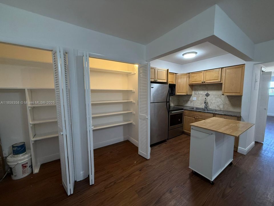 Active With Contract: $1,750 (2 beds, 1 baths, 800 Square Feet)