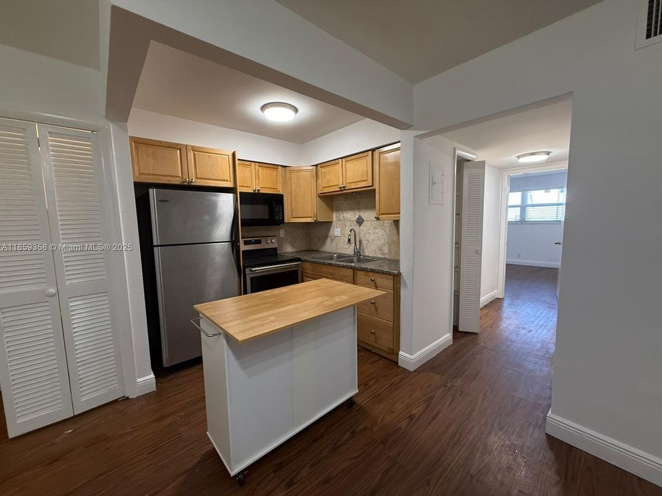 Active With Contract: $1,750 (2 beds, 1 baths, 800 Square Feet)