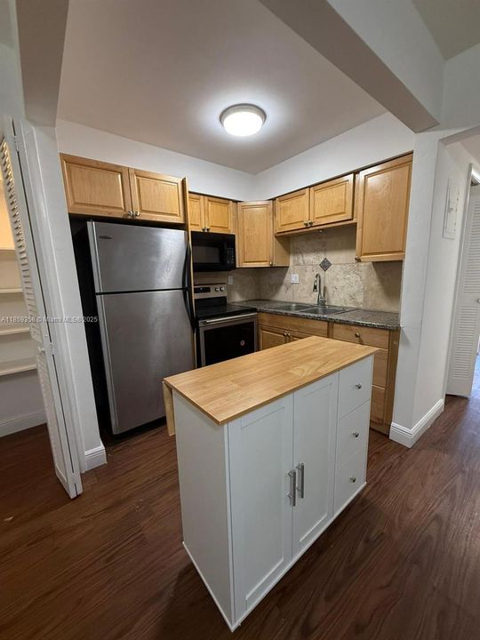 Active With Contract: $1,750 (2 beds, 1 baths, 800 Square Feet)