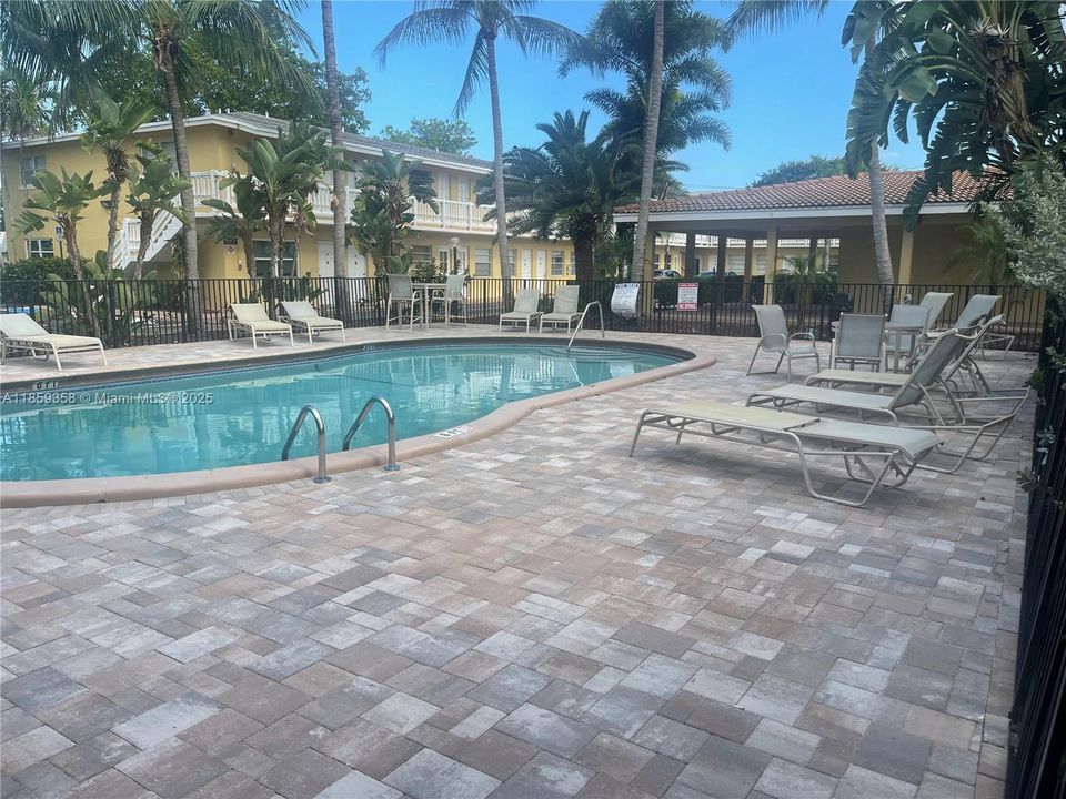 Active With Contract: $1,750 (2 beds, 1 baths, 800 Square Feet)