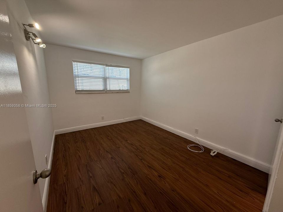 Active With Contract: $1,750 (2 beds, 1 baths, 800 Square Feet)
