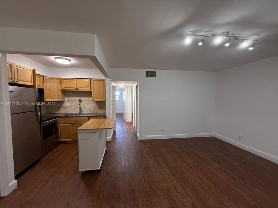 Active With Contract: $1,750 (2 beds, 1 baths, 800 Square Feet)