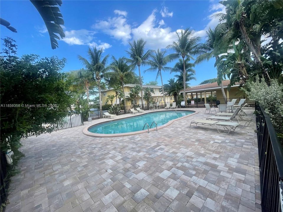 Active With Contract: $1,750 (2 beds, 1 baths, 800 Square Feet)