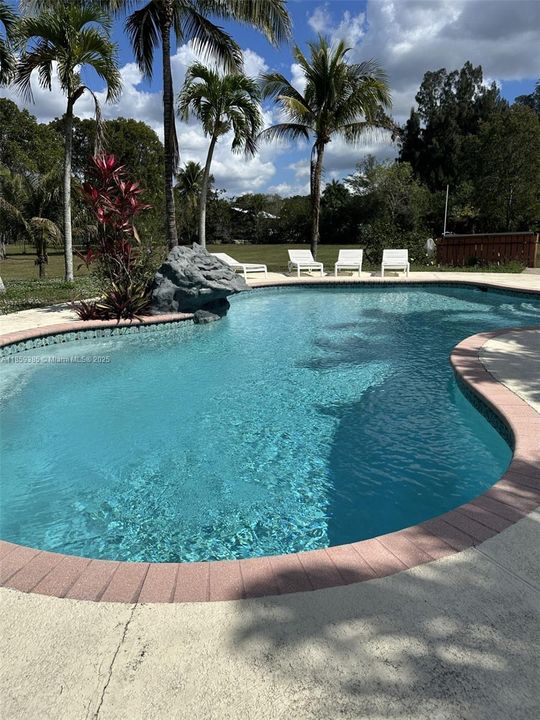 Recently Sold: $2,190,000 (5 beds, 3 baths, 4641 Square Feet)