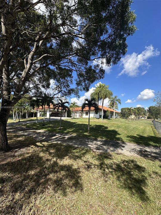 Recently Sold: $2,190,000 (5 beds, 3 baths, 4641 Square Feet)