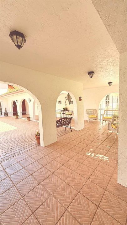 Recently Sold: $2,190,000 (5 beds, 3 baths, 4641 Square Feet)