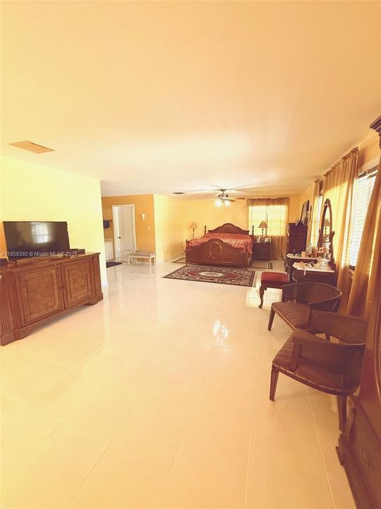 Recently Sold: $2,190,000 (5 beds, 3 baths, 4641 Square Feet)