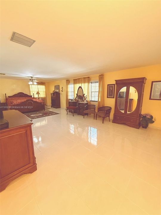 Recently Sold: $2,190,000 (5 beds, 3 baths, 4641 Square Feet)