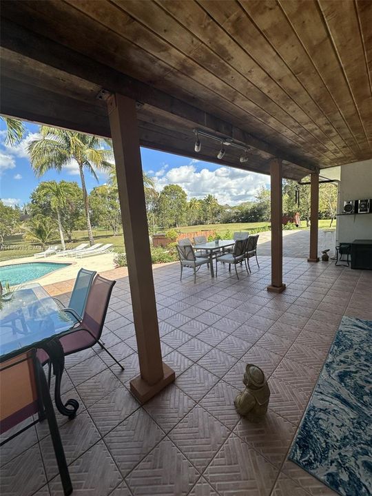 Recently Sold: $2,190,000 (5 beds, 3 baths, 4641 Square Feet)