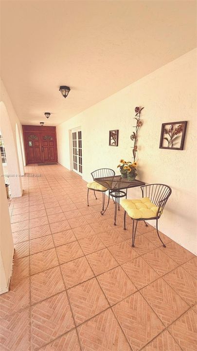 Recently Sold: $2,190,000 (5 beds, 3 baths, 4641 Square Feet)