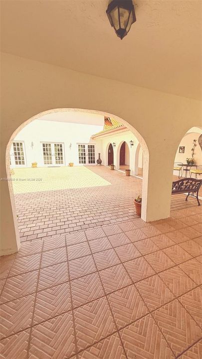 Recently Sold: $2,190,000 (5 beds, 3 baths, 4641 Square Feet)