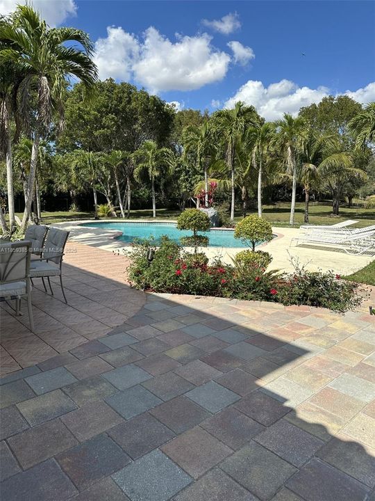 Recently Sold: $2,190,000 (5 beds, 3 baths, 4641 Square Feet)