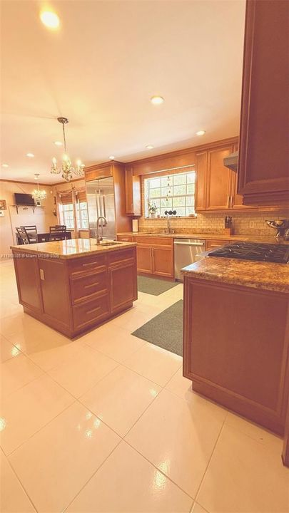 Recently Sold: $2,190,000 (5 beds, 3 baths, 4641 Square Feet)