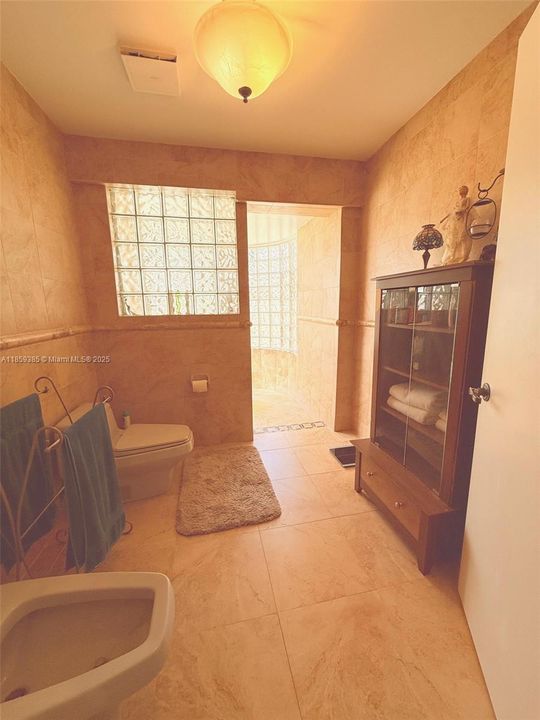 Recently Sold: $2,190,000 (5 beds, 3 baths, 4641 Square Feet)