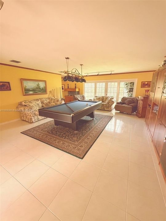 Recently Sold: $2,190,000 (5 beds, 3 baths, 4641 Square Feet)