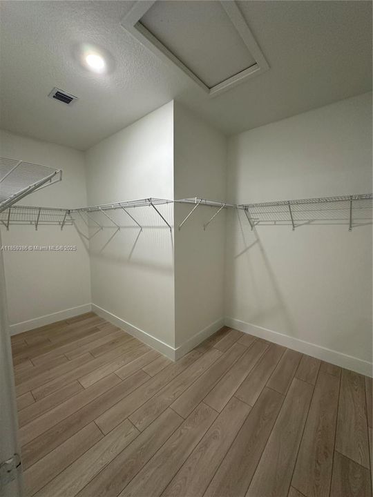 合同活跃: $6,250 (3 贝兹, 2 浴室, 2382 平方英尺)