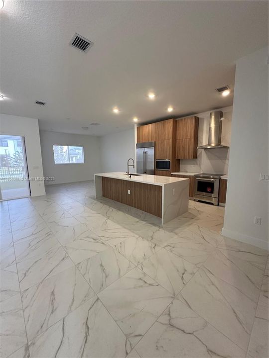 合同活跃: $6,250 (3 贝兹, 2 浴室, 2382 平方英尺)