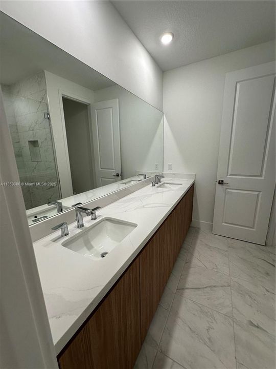 合同活跃: $6,250 (3 贝兹, 2 浴室, 2382 平方英尺)