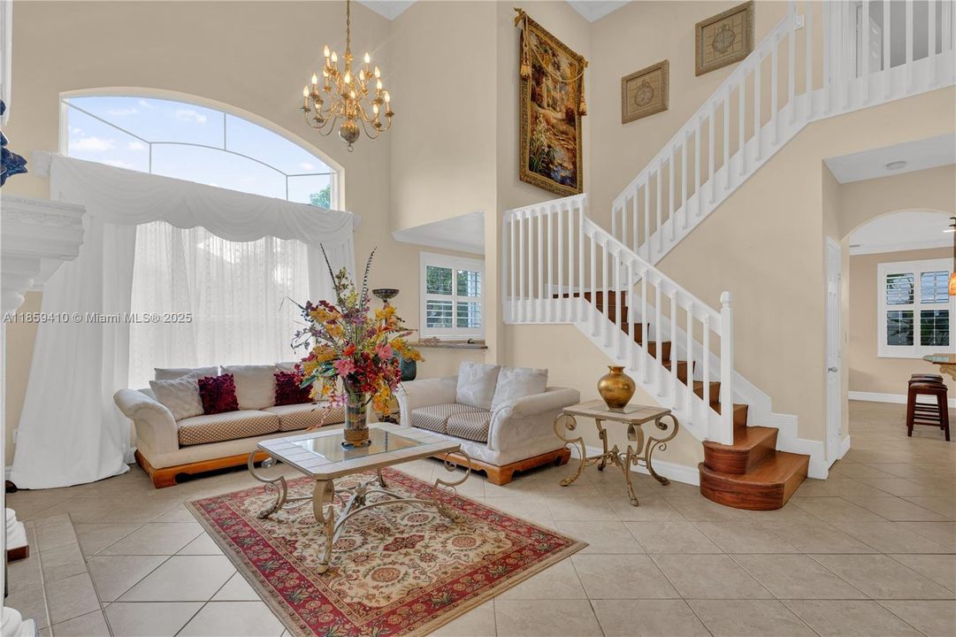 合同活跃: $860,000 (5 贝兹, 3 浴室, 2871 平方英尺)