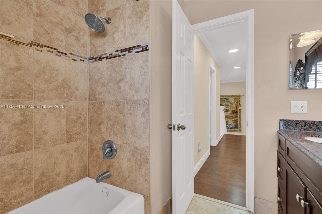 合同活跃: $860,000 (5 贝兹, 3 浴室, 2871 平方英尺)