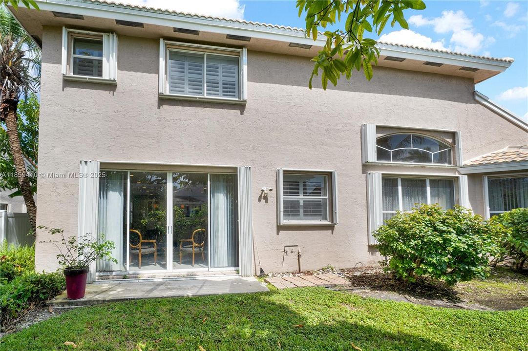 合同活跃: $860,000 (5 贝兹, 3 浴室, 2871 平方英尺)