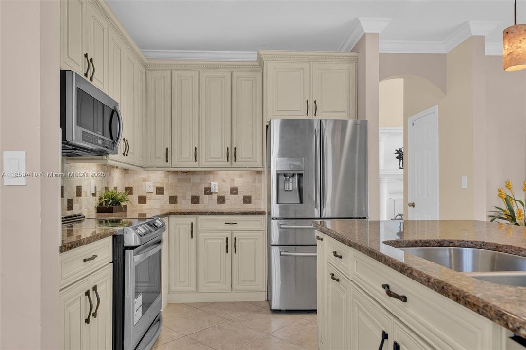 合同活跃: $860,000 (5 贝兹, 3 浴室, 2871 平方英尺)