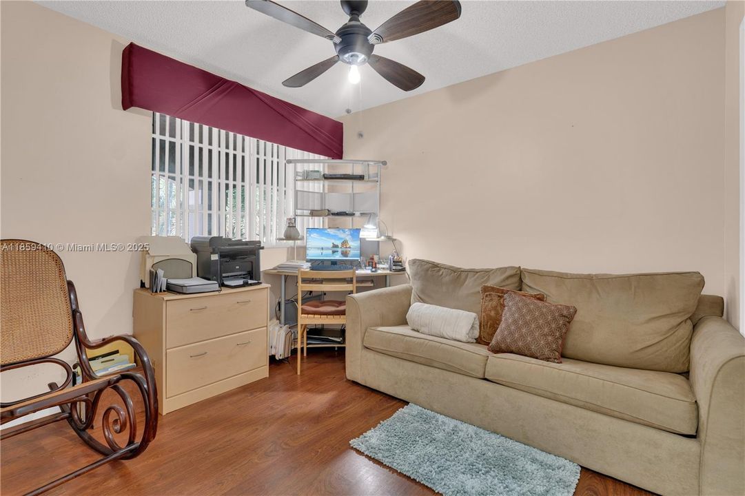 合同活跃: $860,000 (5 贝兹, 3 浴室, 2871 平方英尺)