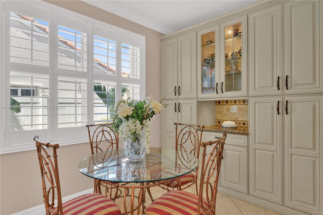 合同活跃: $860,000 (5 贝兹, 3 浴室, 2871 平方英尺)