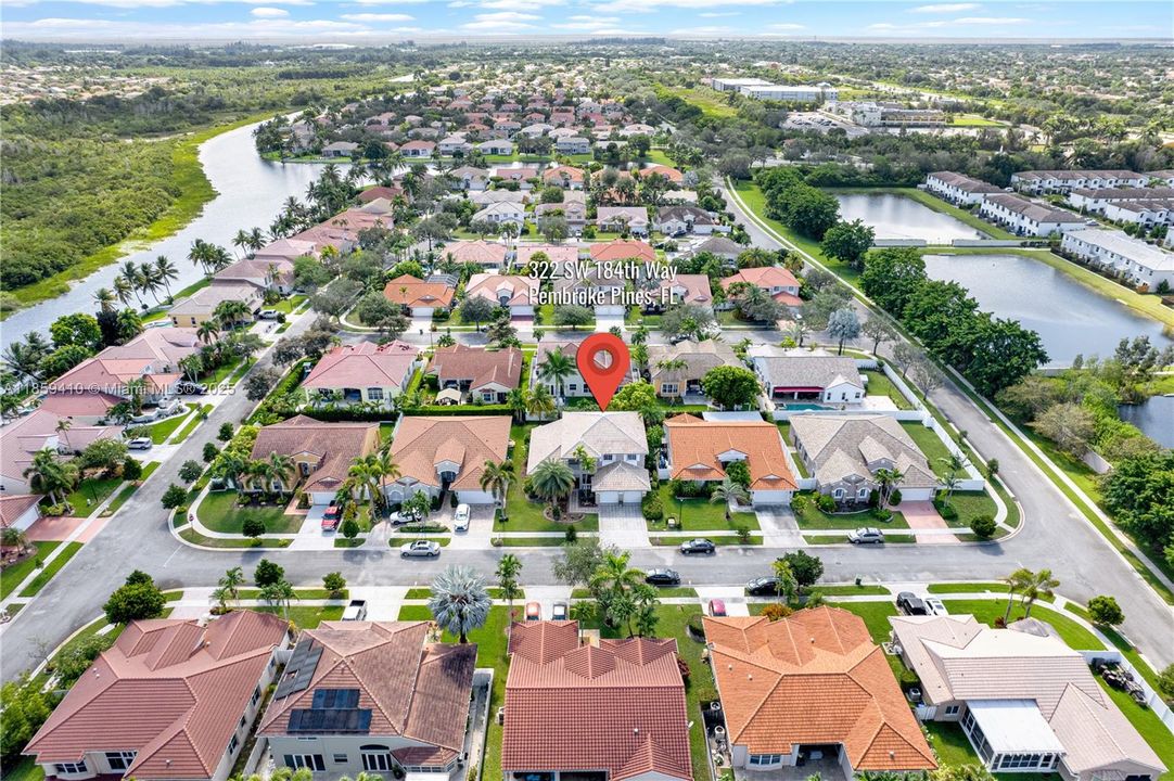 合同活跃: $860,000 (5 贝兹, 3 浴室, 2871 平方英尺)