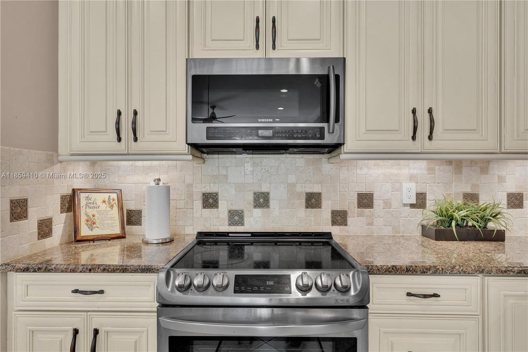 合同活跃: $860,000 (5 贝兹, 3 浴室, 2871 平方英尺)