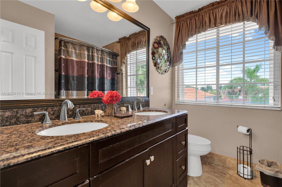 合同活跃: $860,000 (5 贝兹, 3 浴室, 2871 平方英尺)