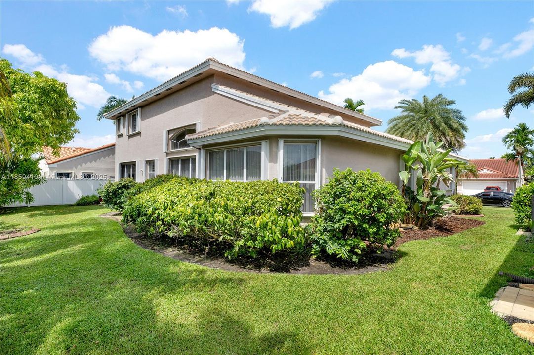 合同活跃: $860,000 (5 贝兹, 3 浴室, 2871 平方英尺)