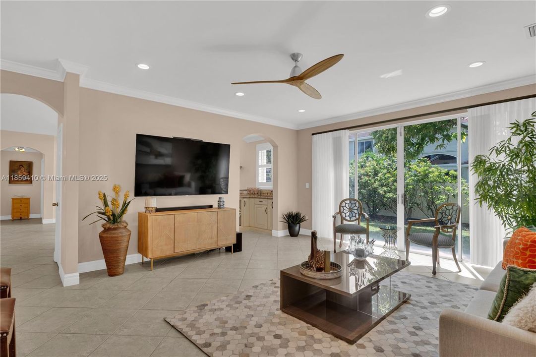 合同活跃: $860,000 (5 贝兹, 3 浴室, 2871 平方英尺)