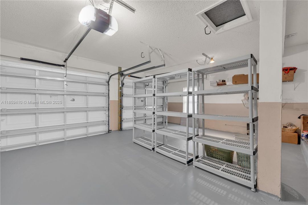 合同活跃: $860,000 (5 贝兹, 3 浴室, 2871 平方英尺)