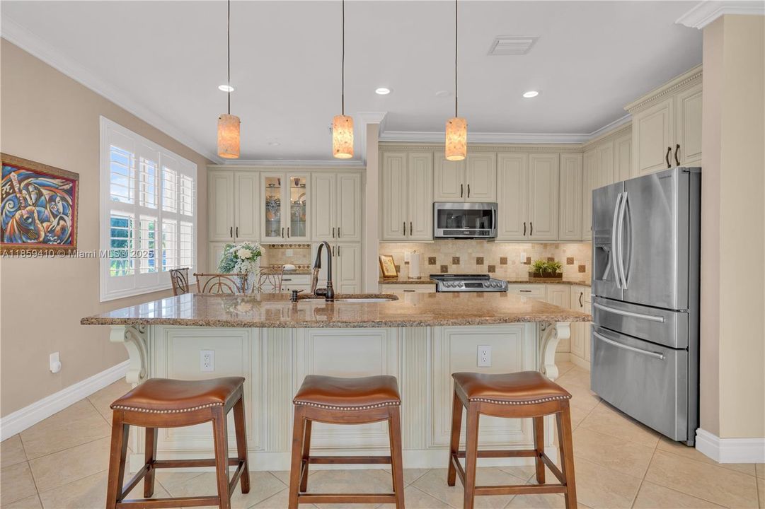 合同活跃: $860,000 (5 贝兹, 3 浴室, 2871 平方英尺)