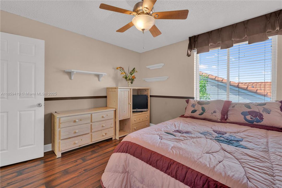 合同活跃: $860,000 (5 贝兹, 3 浴室, 2871 平方英尺)