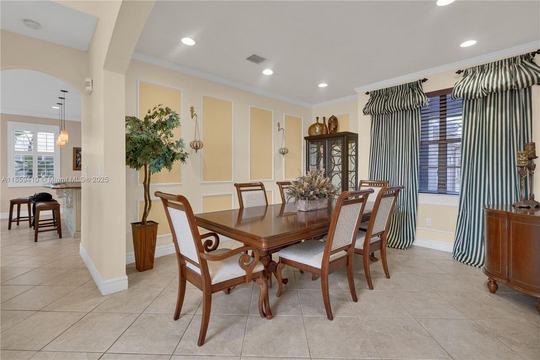 合同活跃: $860,000 (5 贝兹, 3 浴室, 2871 平方英尺)