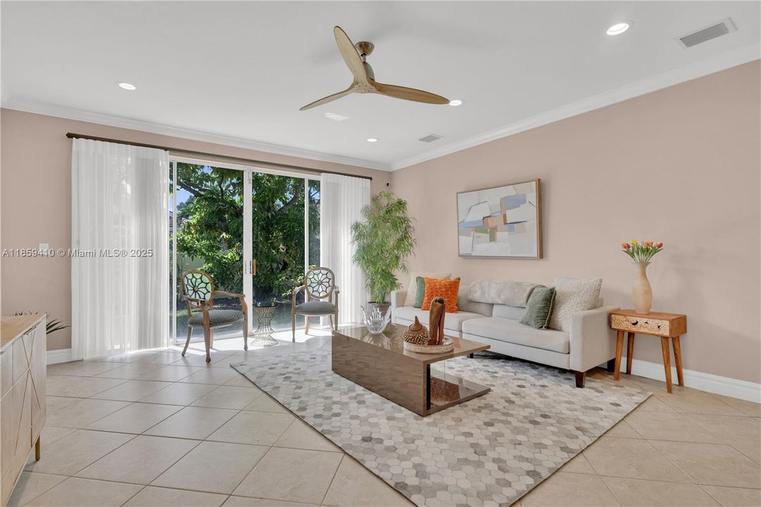 合同活跃: $860,000 (5 贝兹, 3 浴室, 2871 平方英尺)