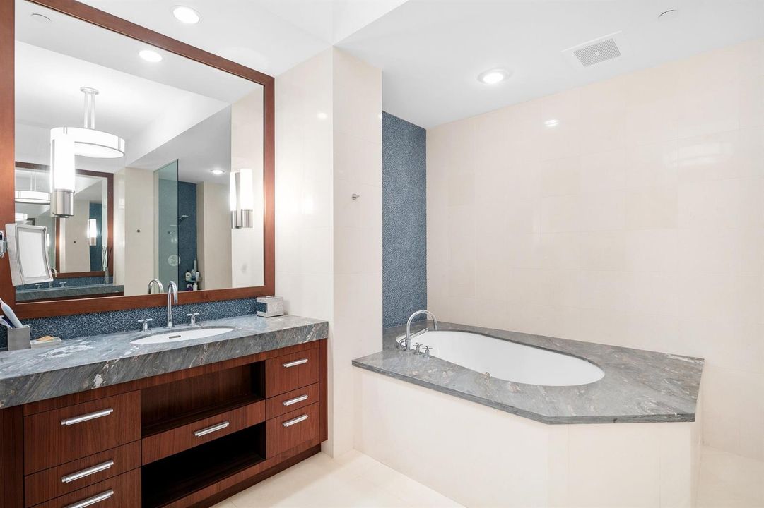 Primary bath upper