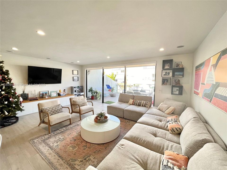 Recently Rented: $5,480 (3 beds, 2 baths, 1610 Square Feet)