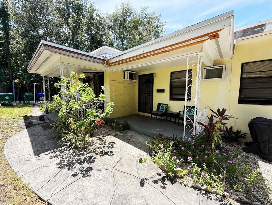 For Sale: $950,000 (3 beds, 2 baths, 1331 Square Feet)