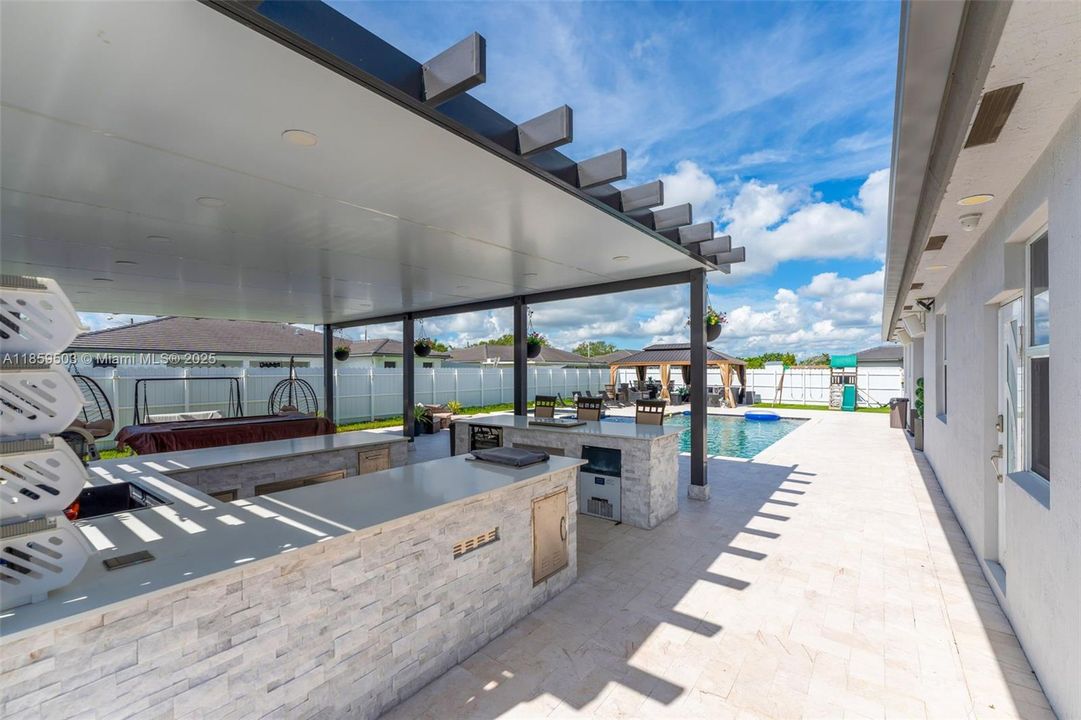 Под контрактом: $980,000 (5 спален, 4 ванн, 2838 Квадратных фут)