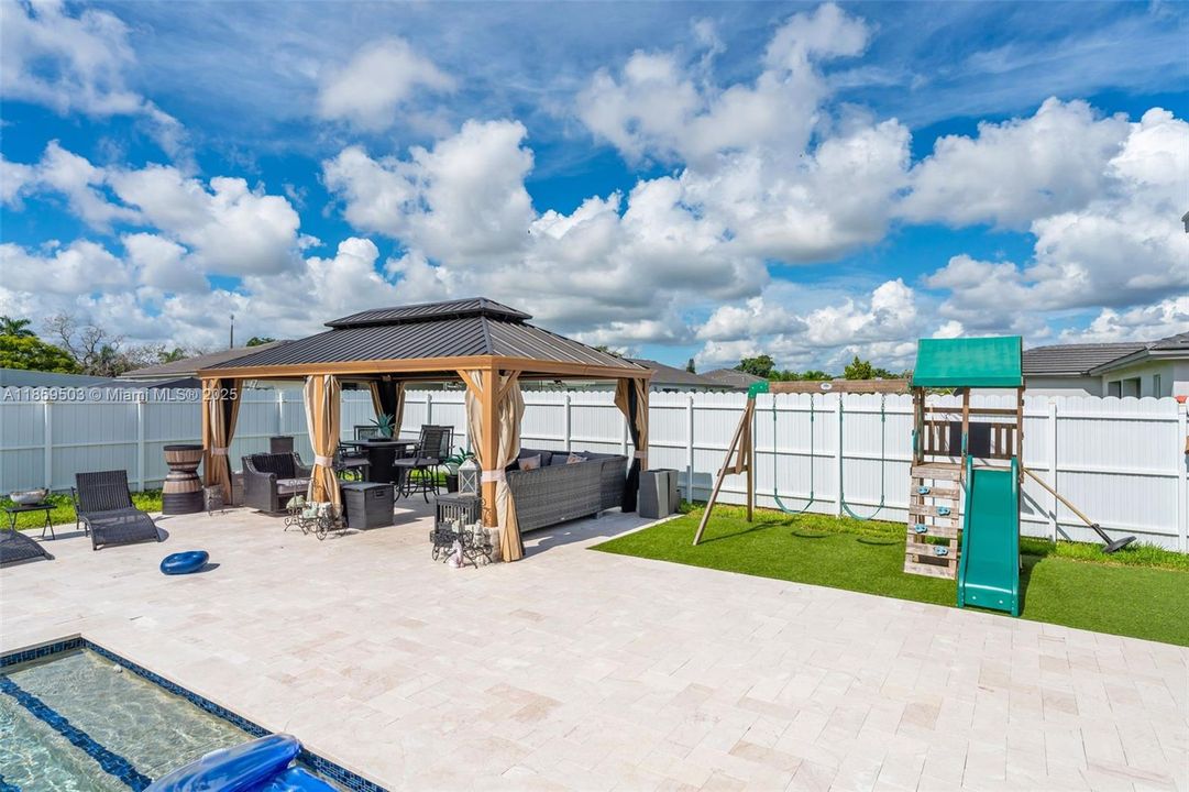 Под контрактом: $980,000 (5 спален, 4 ванн, 2838 Квадратных фут)